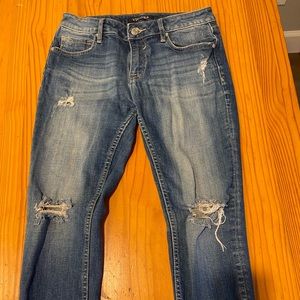 Distressed jeans, capri length